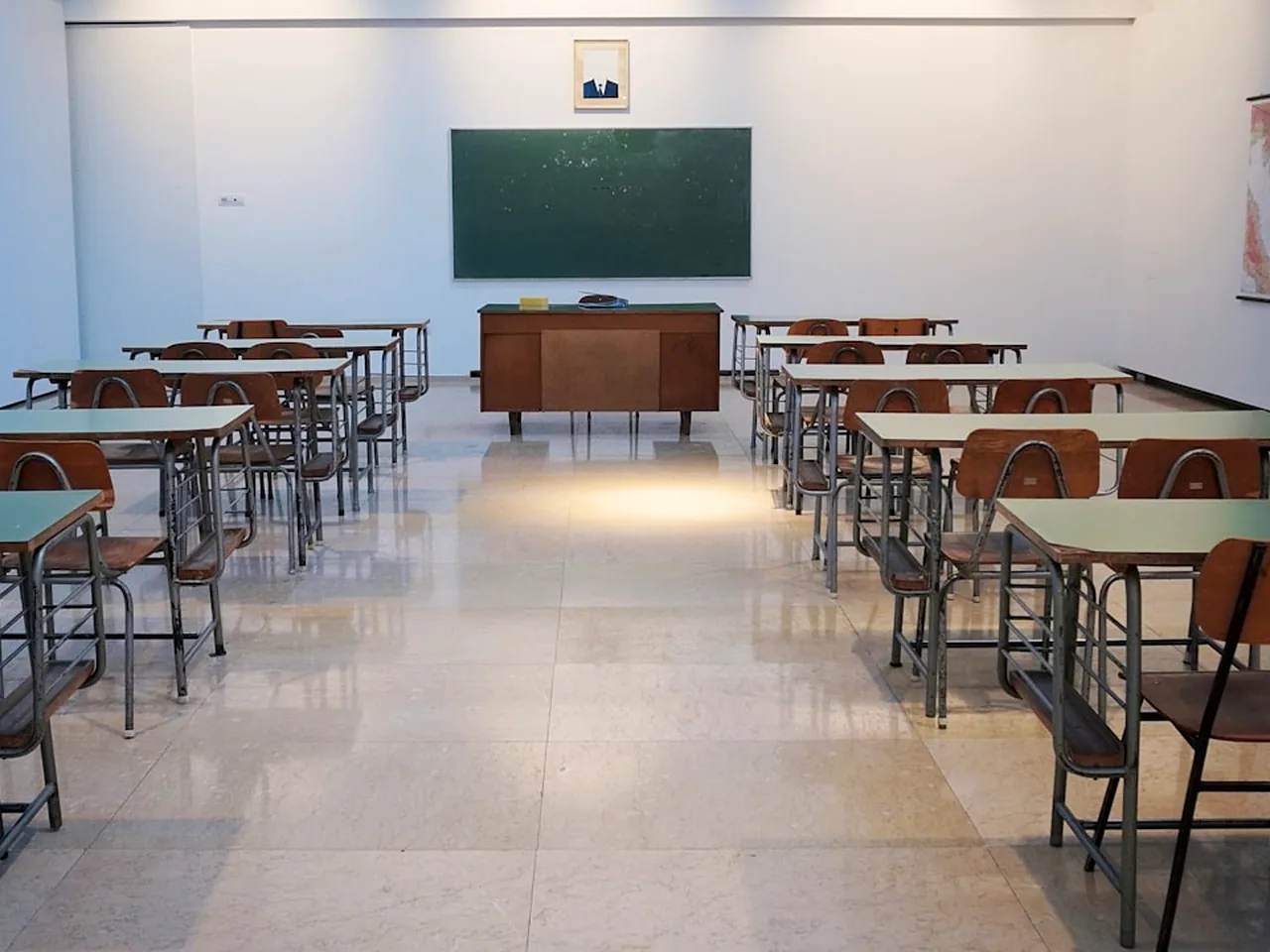 幼犬独自在家就拆家?分离训练要从十分钟开始